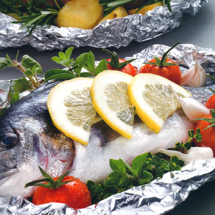 Pesce con limone su fogli di alluminio 