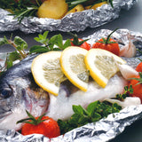 Pesce con limone su fogli di alluminio 