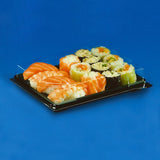 Vaschetta per sushi, base nera e coperchio trasparente, piena di sushi e sashimi