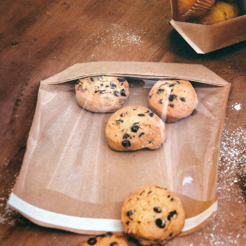 Tavola con sopra busta con biscotti stesa