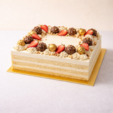 Torta da pasticceria su un sottotorta dorato 