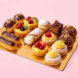 Pasticcini  su un sottotorta dorato 