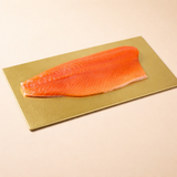 Trancio di salmone su un sottotorta dorato 