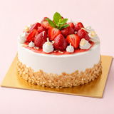 Torta da pasticceria su un sottotorta dorato 