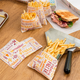 Buste alimentari per patatine piene di patatine e alcune vuote su tavoli con panino su tavolo di legno