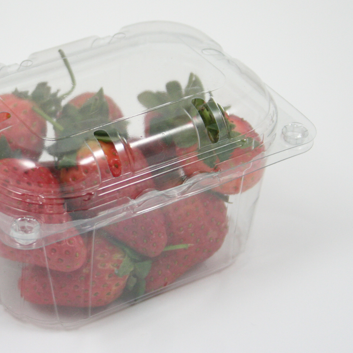 Dettaglio cestino di plastica trasparente chiuso pieno di fragole