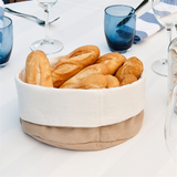 Cesto di stoffa per il pane pieno di pane su una tavola