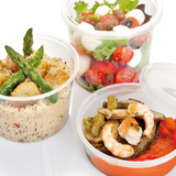 Contenitori per microonde di diverse forme con cibo dentro