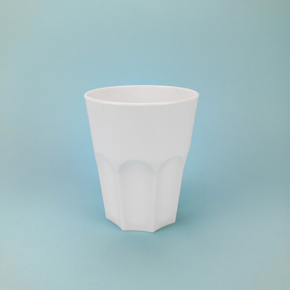Bicchiere di plastica monouso bianco