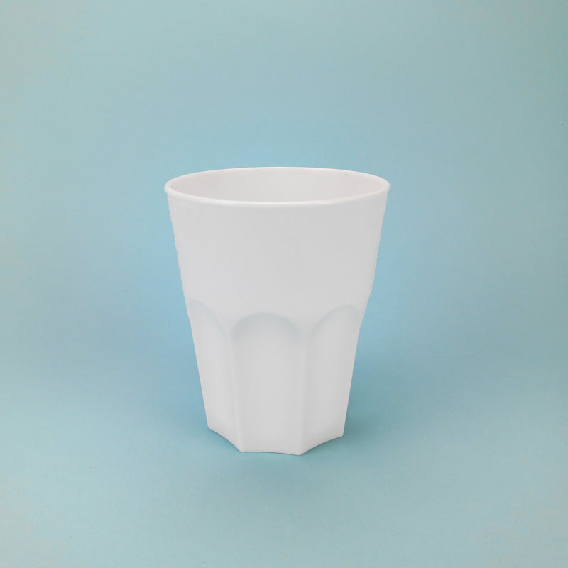 Bicchiere di plastica monouso bianco