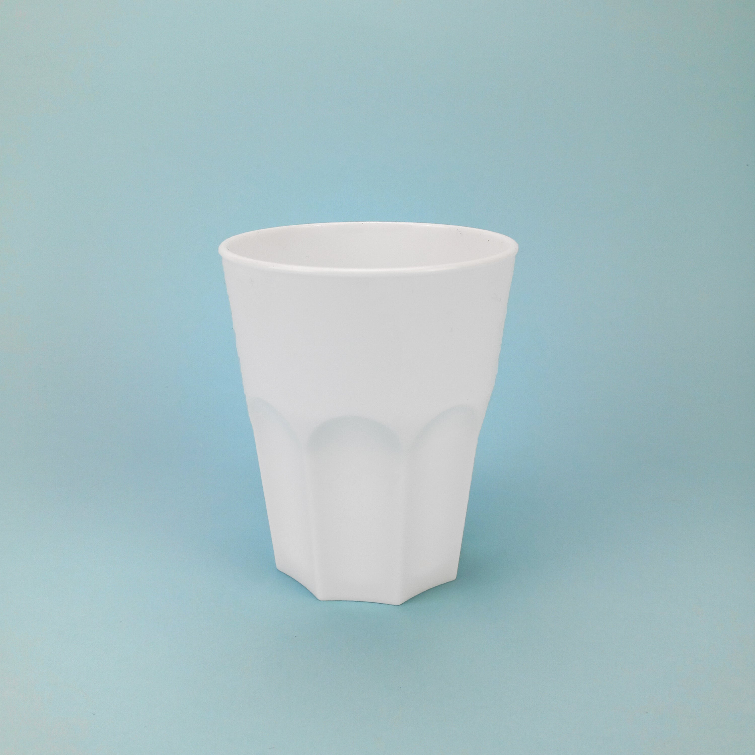 Bicchiere di plastica monouso bianco