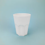 Bicchiere di plastica monouso bianco