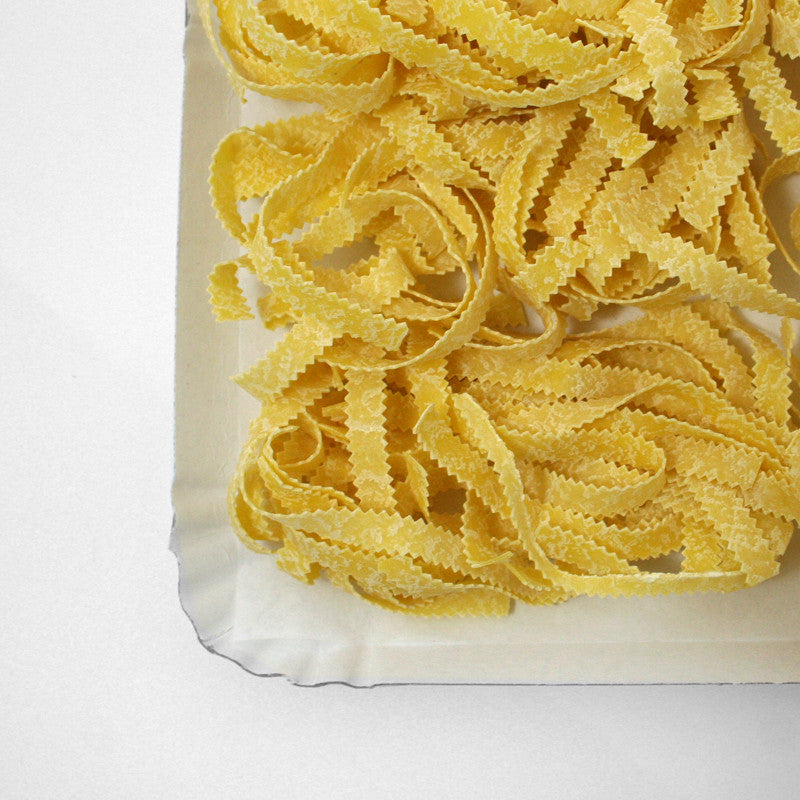 Dettaglio di vassoio i carta con tagliolini 