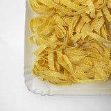 Dettaglio di vassoio i carta con tagliolini 