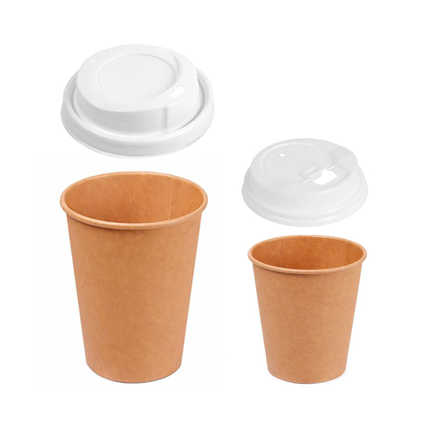Bicchieri di carta da asporto color avana e loro tappo di plastica, due diverse misure