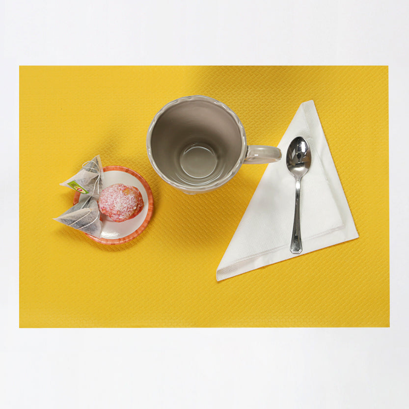Apparecchiatura colazione su tovaglietta gialla