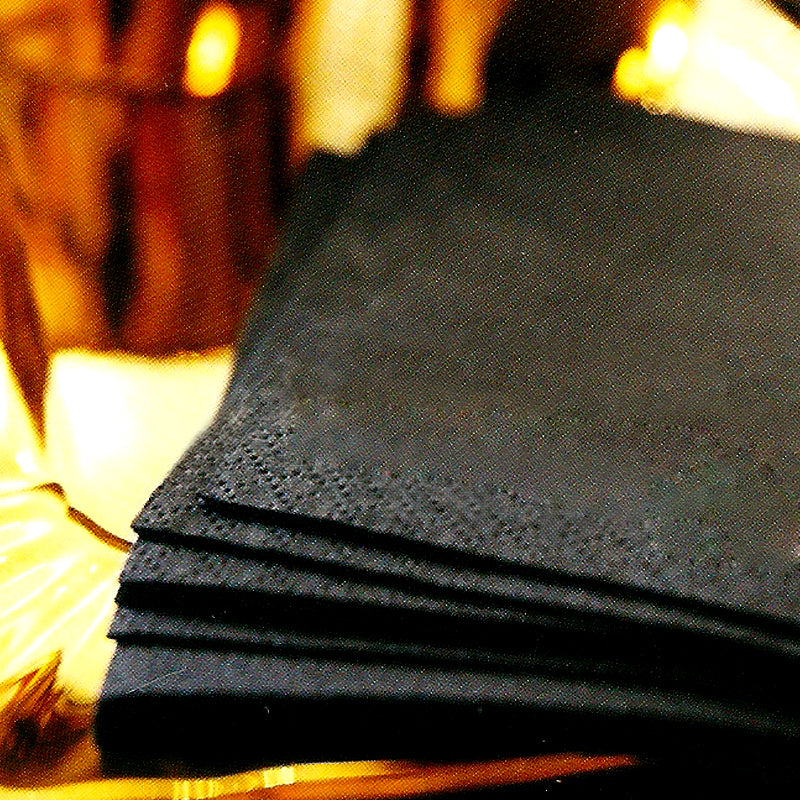 Dettaglio di tovaglioli neri da bar 