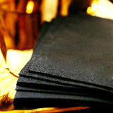 Dettaglio di tovaglioli neri da bar 
