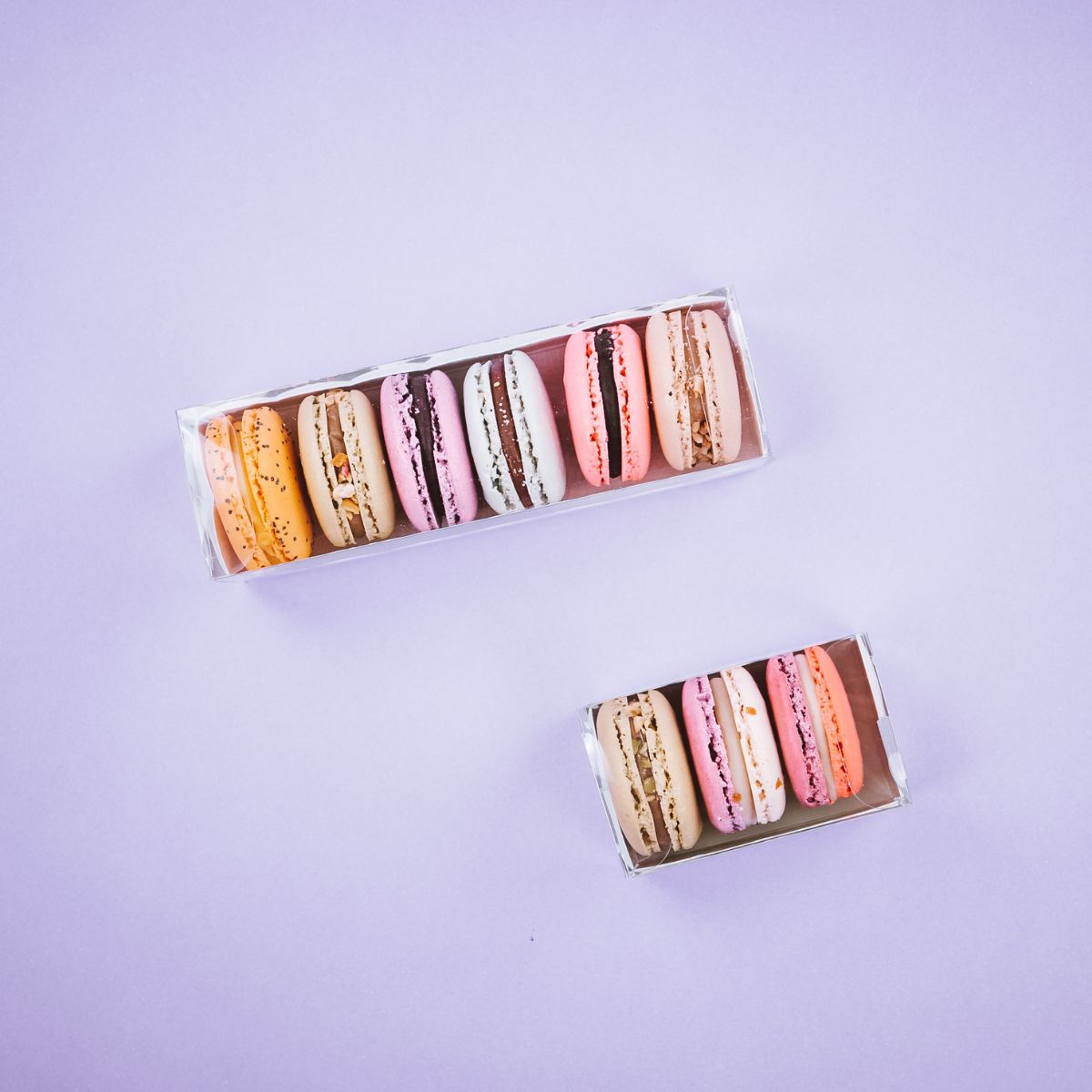 Due scatole per macarons, di diverse misure, piene, viste dall'alto