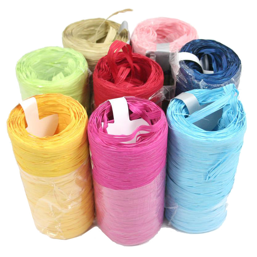 Rotoli di vari colori di rafia visti dal lato
