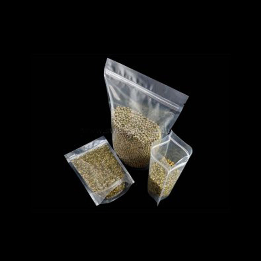 Tre sacchetti di plastica con zip pieni di semi, diverse misure, su sfondo nero 