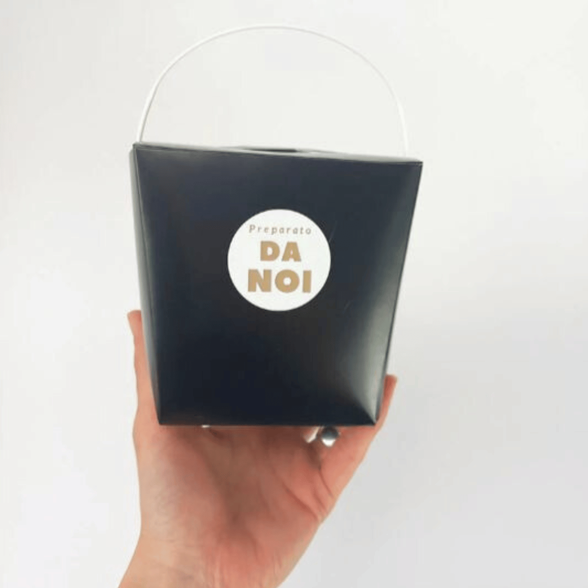 Confezione nera con etichetta tonda preparato da noi