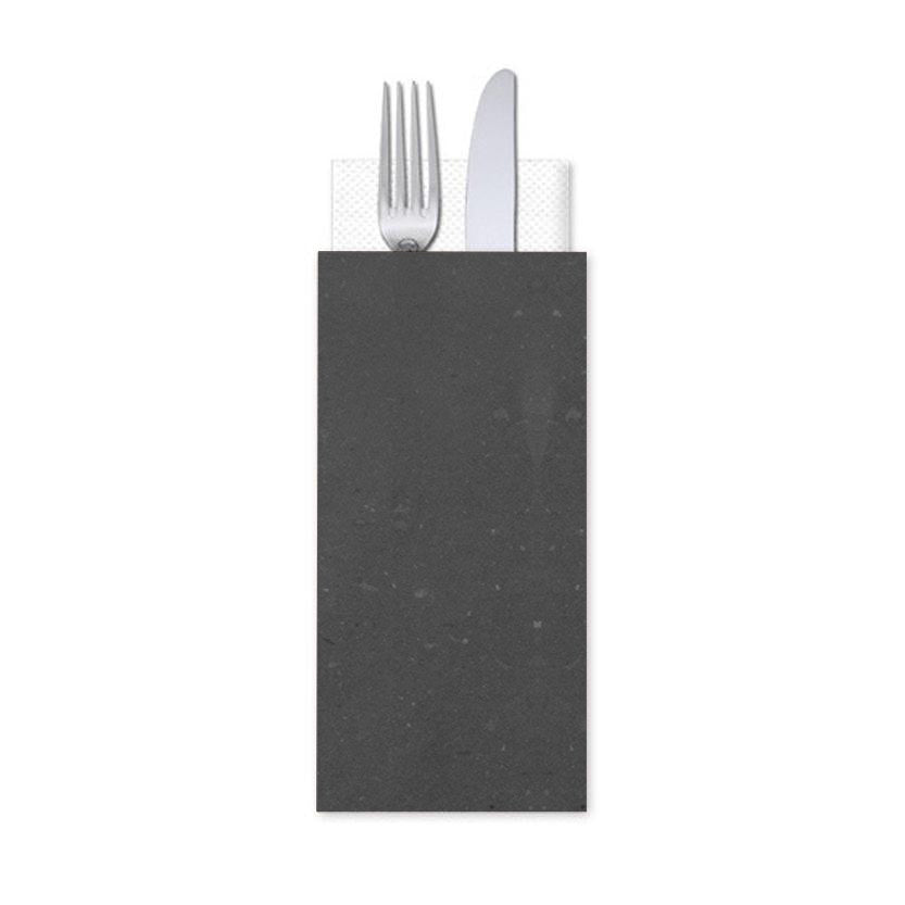 Tovagliolo porta posate, con dentro due posate, di colore nero