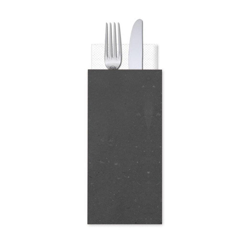 Tovagliolo porta posate, con dentro due posate, di colore nero antracite