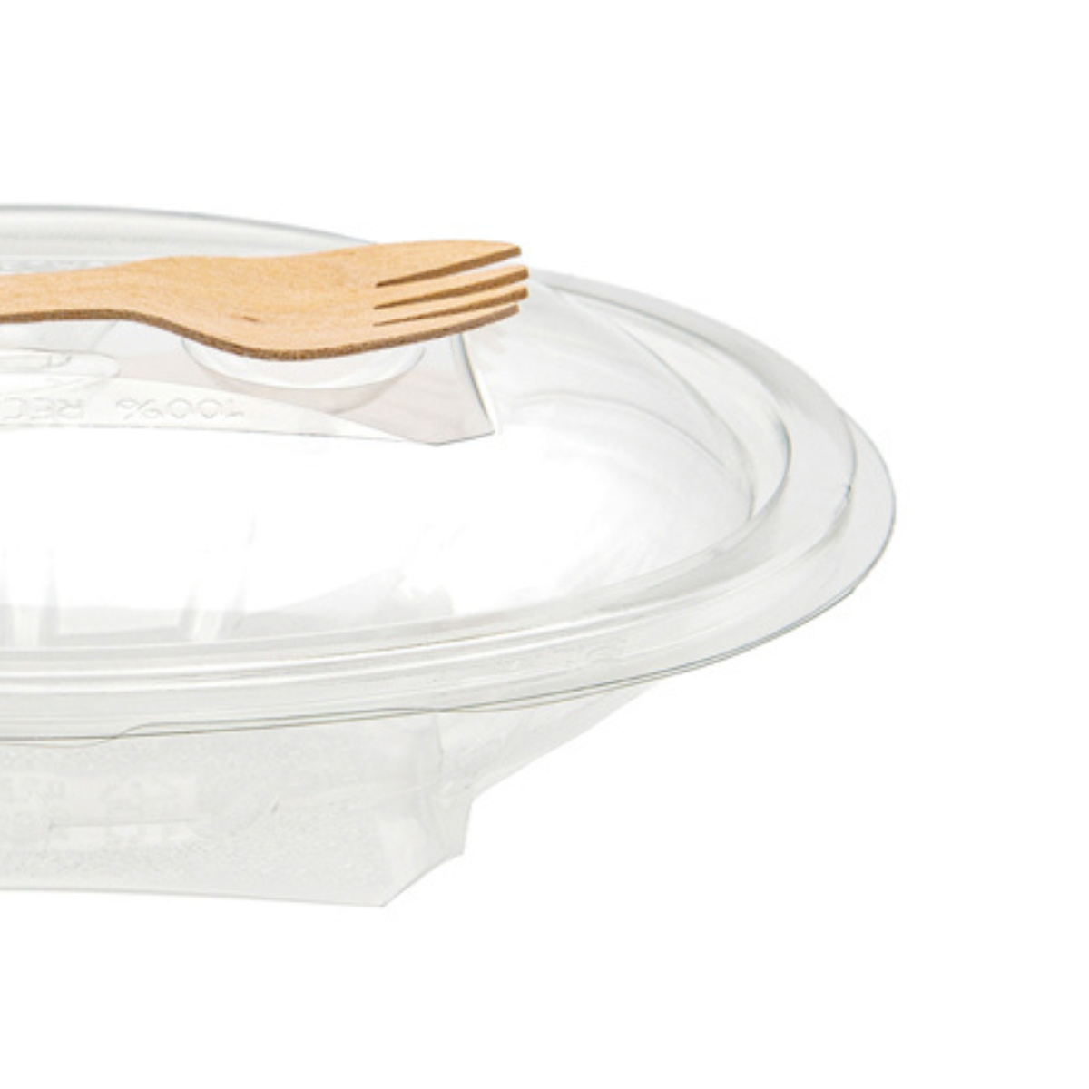 Dettaglio vaschetta con coperchio attaccato, plastica trasparente e forchettina di legno annessa 