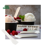 Elementi di una gelateria, con coppette, gelato, frutti rossi e palette 
