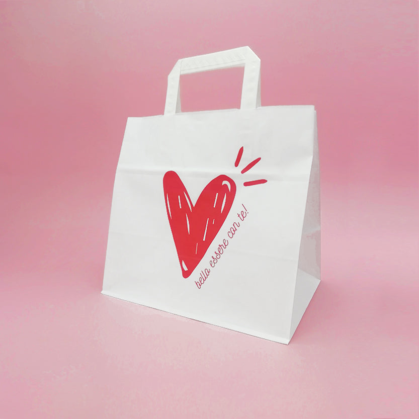 Shopper di carta bianca con grafica di un cuore rosso