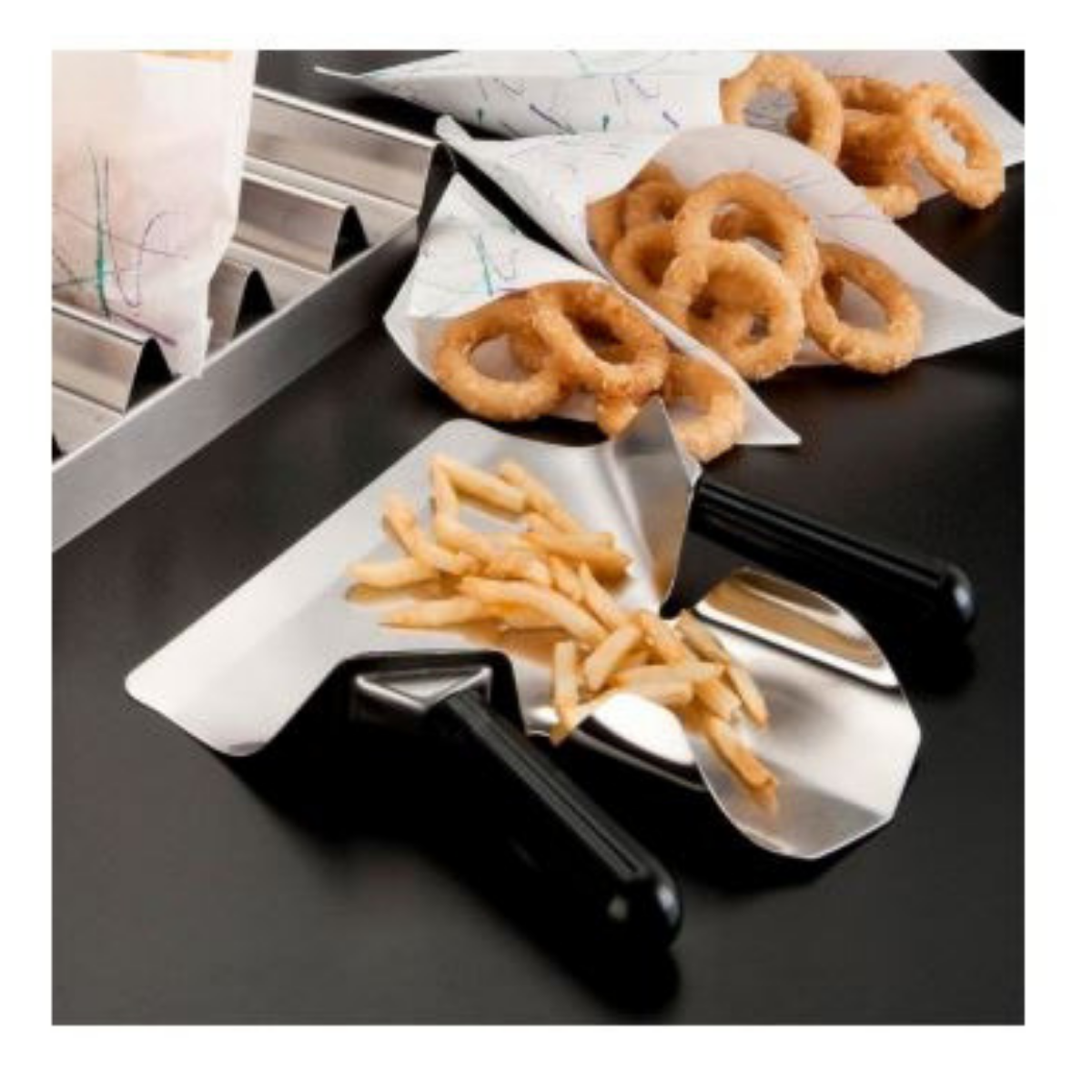 Paletta per fritti su un bancone assiema d altri fritti 