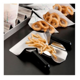 Paletta per fritti su un bancone assiema d altri fritti 