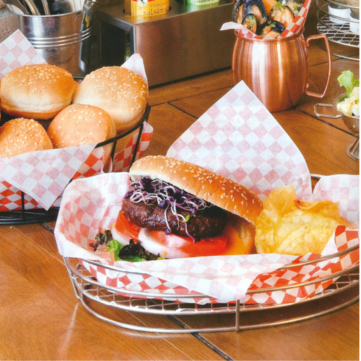 Scena di un fast food con panini e patatine nei cestini