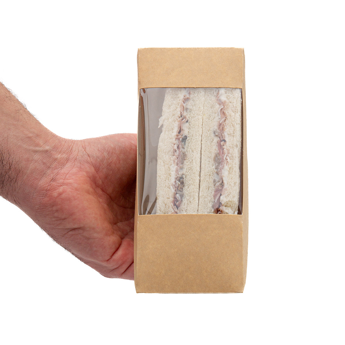 Scatola triangolare di carta color avana con finestra per tramezzino, piena retta da una mano