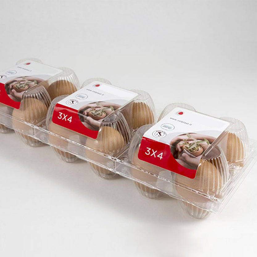 Tre confezioni attaccate di portauova trasparenti con uova dentro