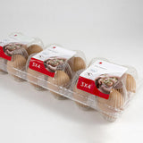 Tre confezioni attaccate di portauova trasparenti con uova dentro