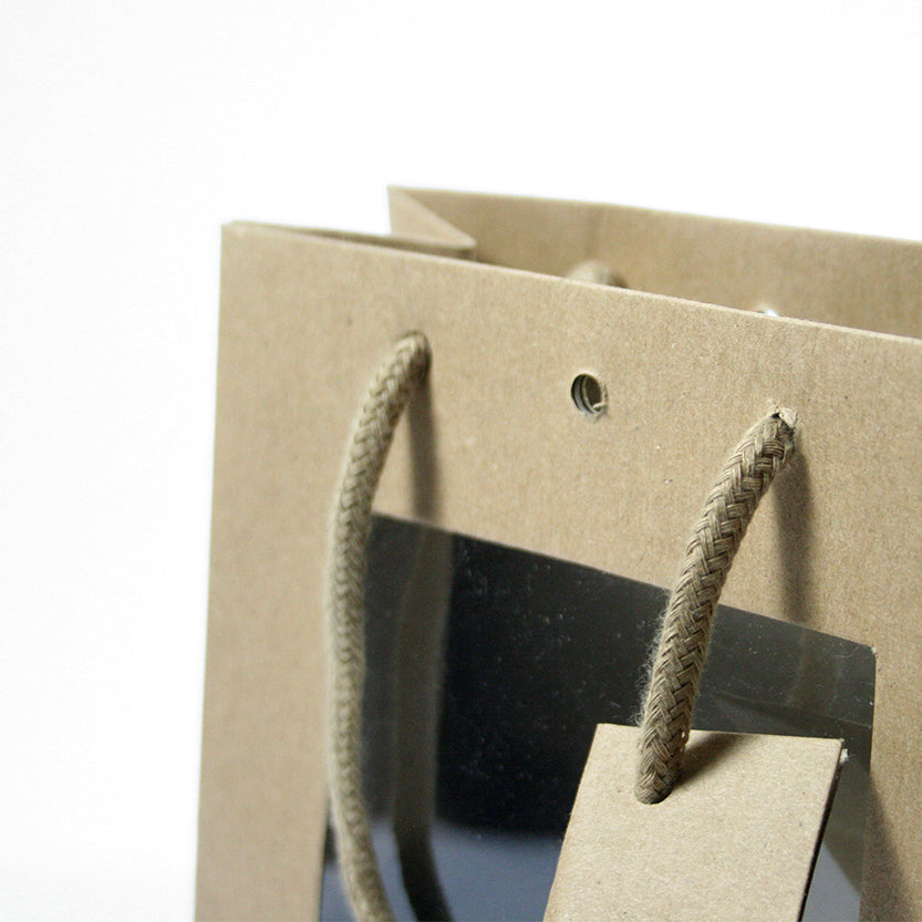 Dettaglio shopper avana con finestra 