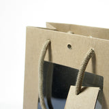 Dettaglio shopper avana con finestra 