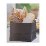 Cestello per il pane su un tavolo, pieno di pane 