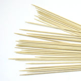 Stecchi di legno sparsi 