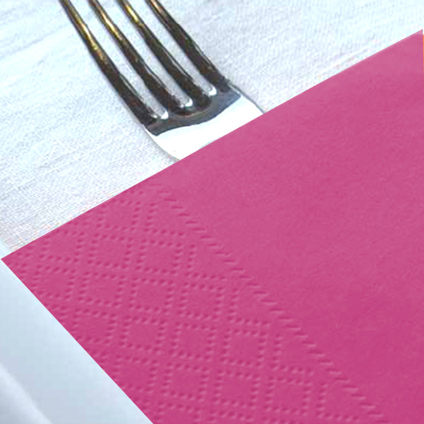 Tovagliolo di carta rosa, sopra ad una forchetta 