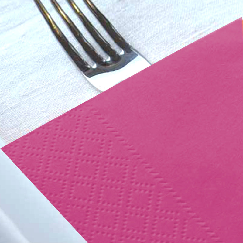 Tovagliolo di carta rosa, sopra ad una forchetta 