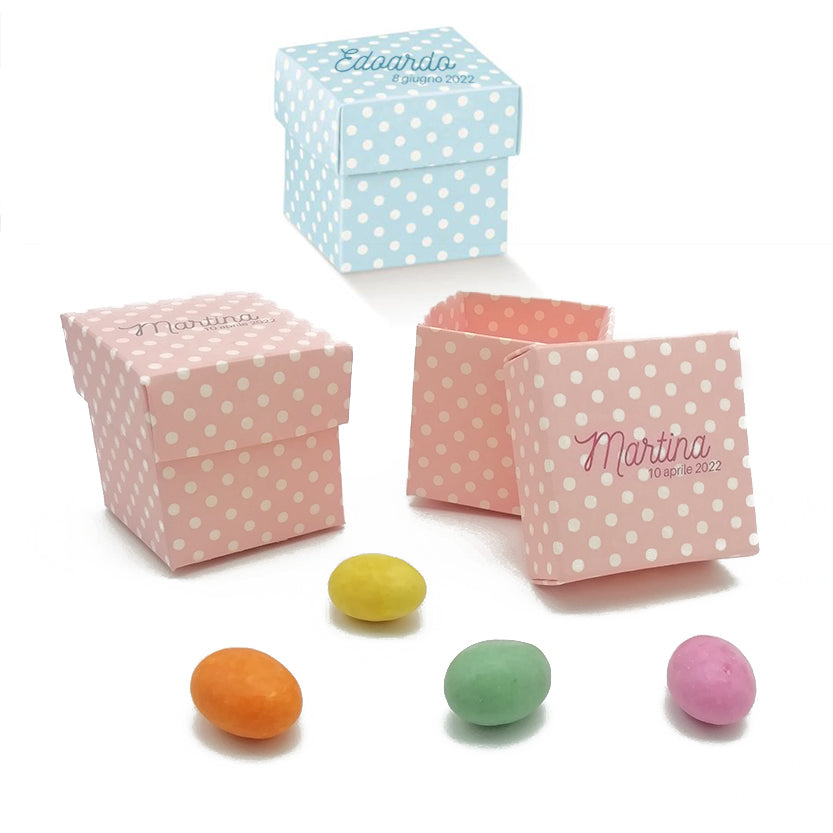 Bomboniere a scatola, due rosa a pois bianche ed una azzurra a pois bianche, personalizzate con i nomi Martina ed Edoardo. 4 confetti colorati vicino