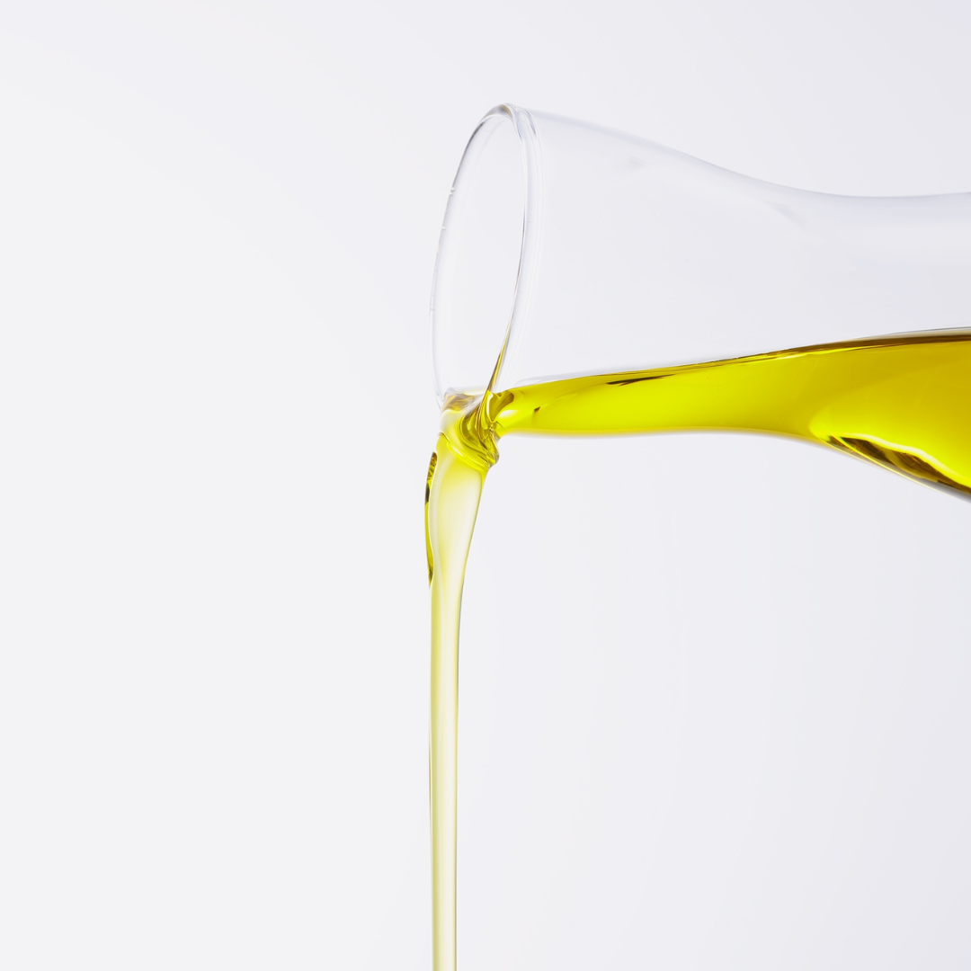 Olio versato da una bottiglia 
