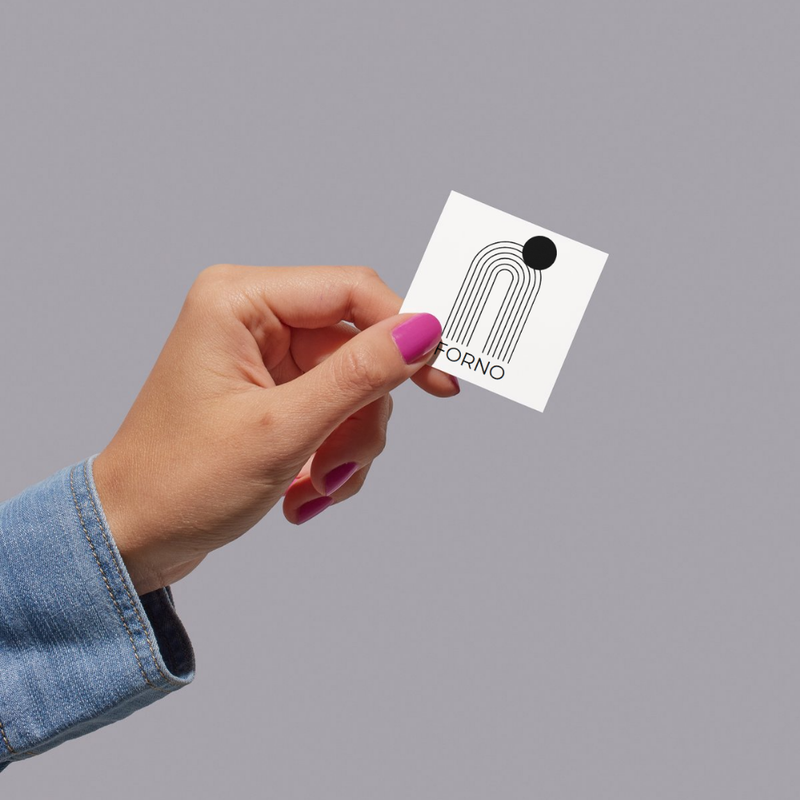 Mano femminile che regge biglietto da visita quadrato personalizzato