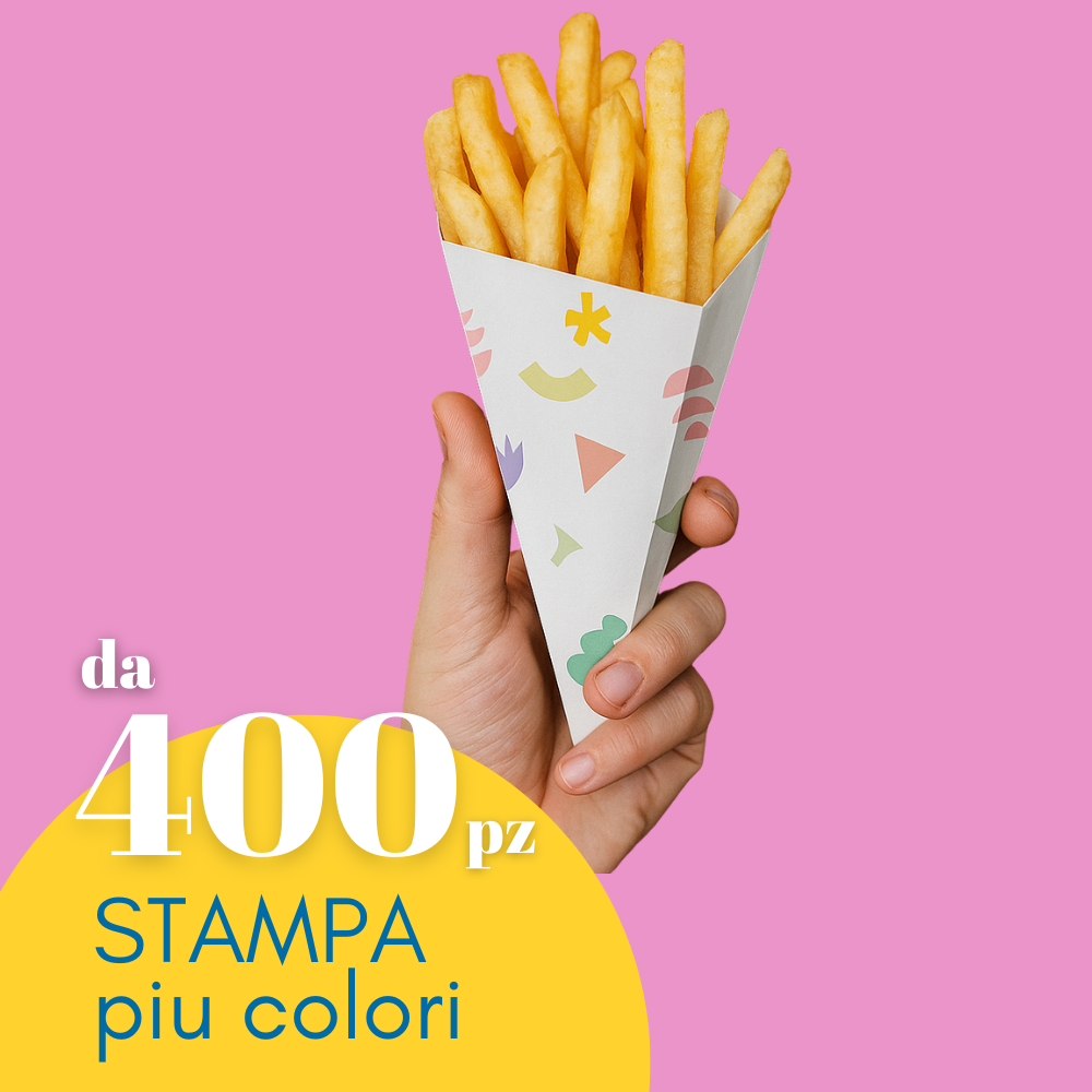Cono porta fritto retto da una mano, pieno di patatine