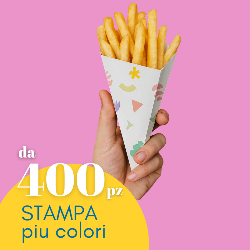 Cono porta fritto retto da una mano, pieno di patatine