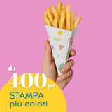 Cono porta fritto retto da una mano, pieno di patatine