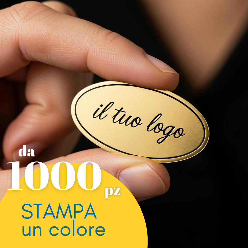 Etichetta adesiva ovale dorata personalizzata con il tuo logo, retta tra due dita 